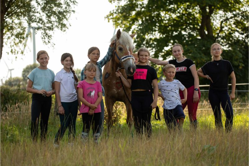 Reitschule-Klein-Berlin-Karlshorst-Reiterferien-Reiturlaub-Feriencamp-Kindergeburtstag-Reitunterricht Reitschule_klein_Kindergeburtstag-auf-dem-reiterhof-min